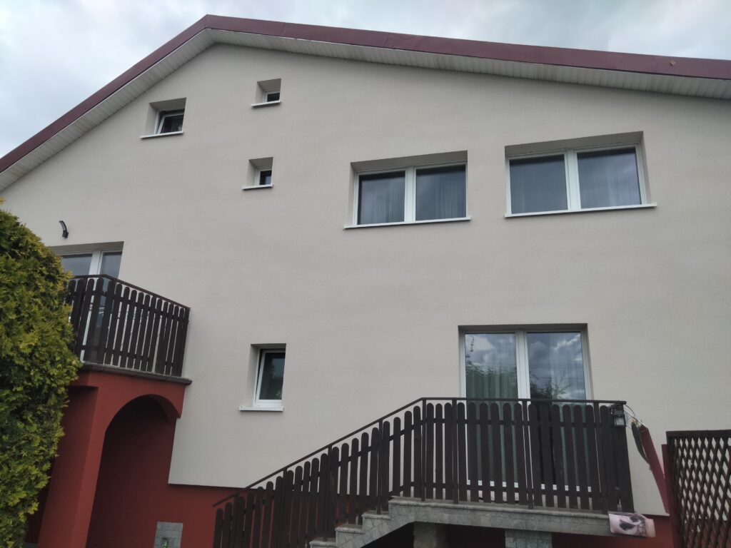 dom z nowymi oknami